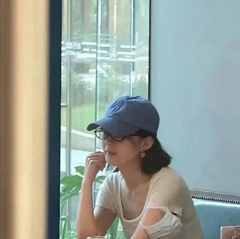 开云体育官网-赵丽颖在上海某高档餐厅被偶遇，瘦是真的瘦，素颜依然很美