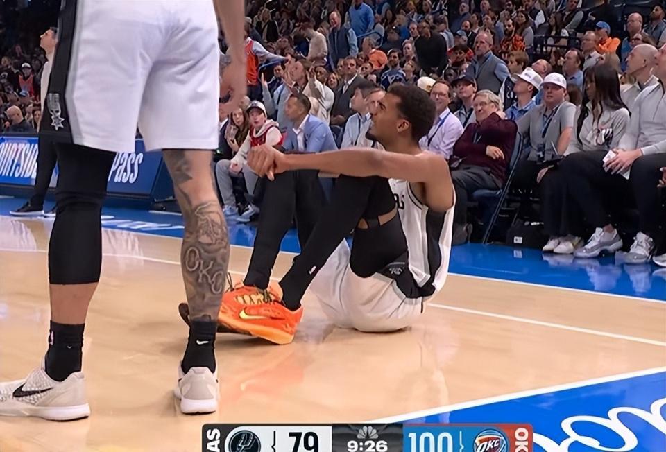 开云体育官网-夹腿垫脚撞膝盖，文班被干倒6次！遭遇雷霆武术队，气得扭头就走