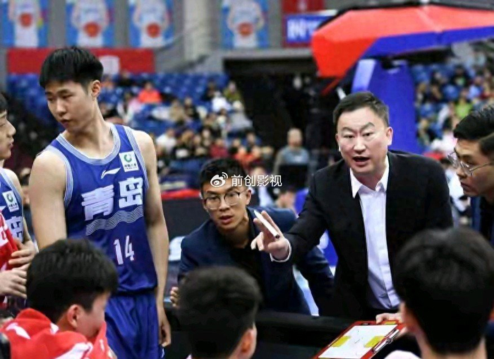 开云官网-青岛男篮憋大招！2米16防守铁闸空降，刘维伟这招棋妙在哪儿？|米奇|克劳福德|贾马尔-克劳福德|广州队|青岛队_新浪体育_新浪新闻