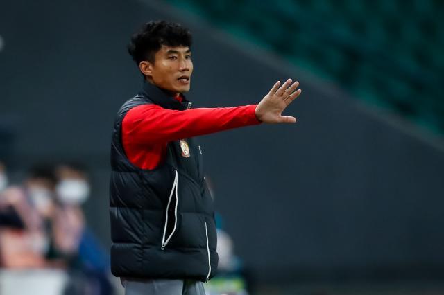 开云官网-郑智不满裁判判罚染黄 收获执教生涯首个积分